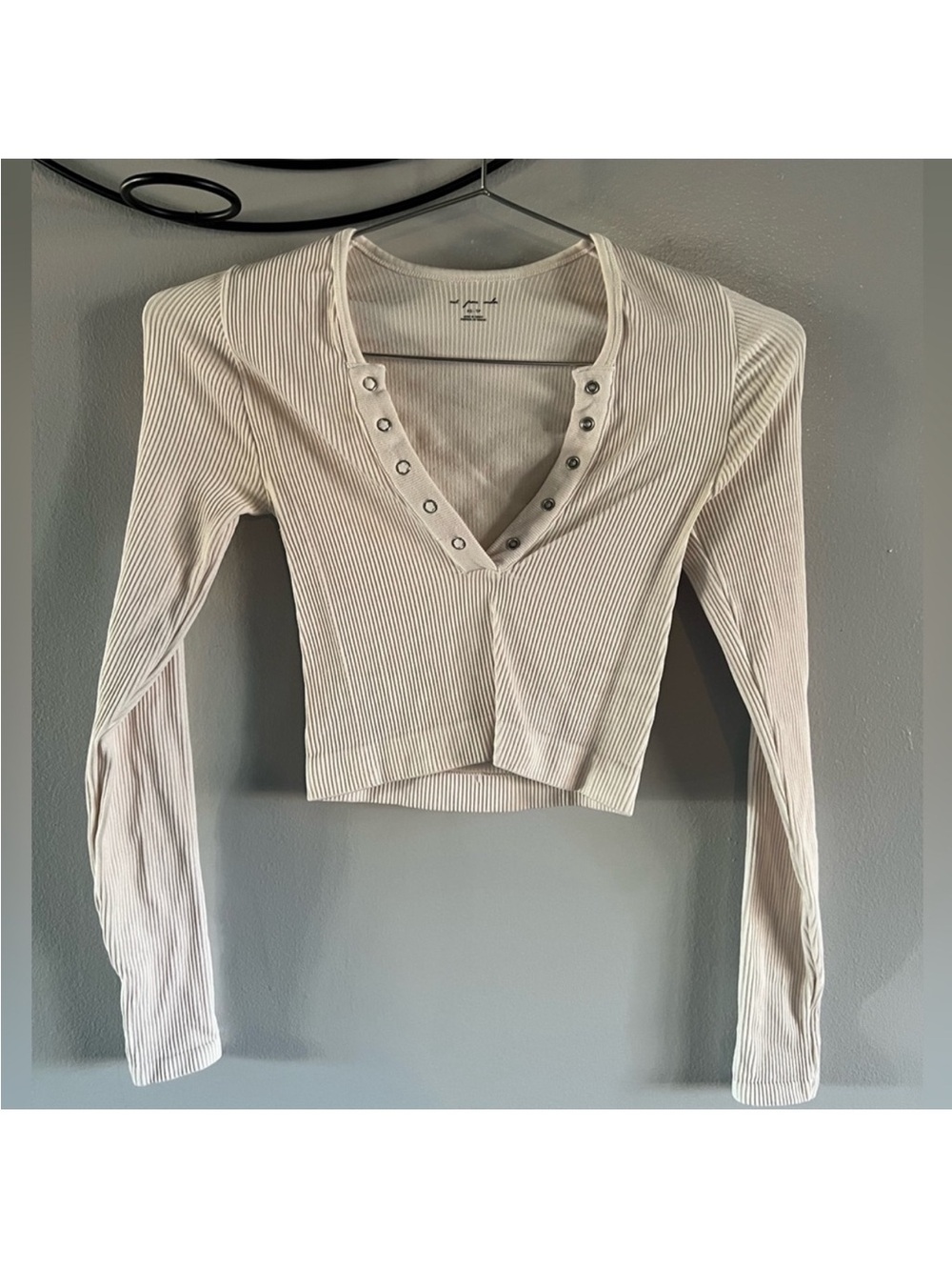 Urban Outfitters Ribbed Snap V-Neck Crop Top - Cream